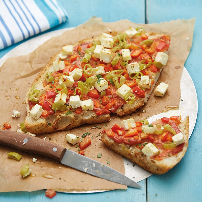 Fladenbrotpizza mit Schafskäse und Peperoni