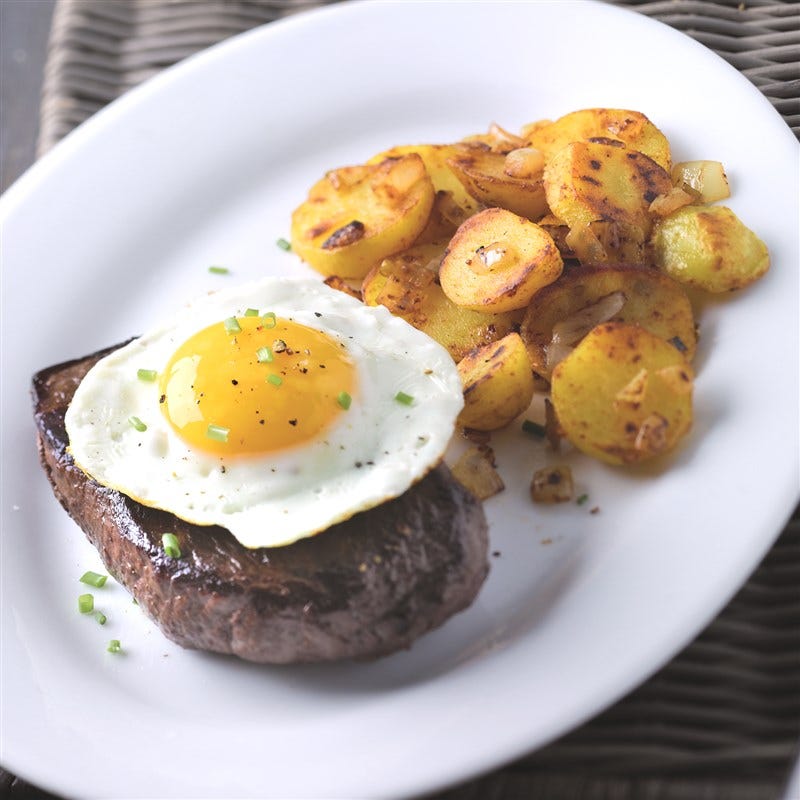 Steak met spiegelei en gebakken aardappelen