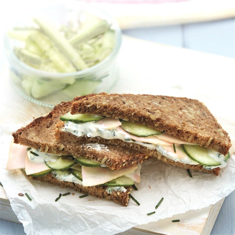Kipsandwich met komkommer en bieslookcrème