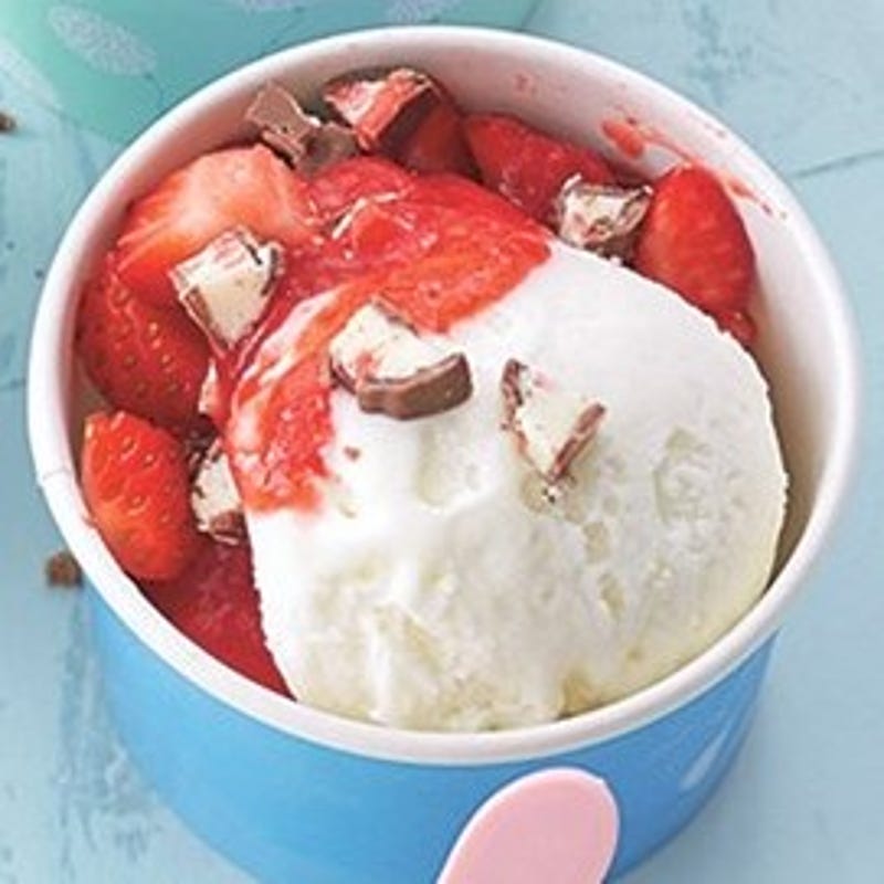 Frozen yoghurt met aardbeientopping