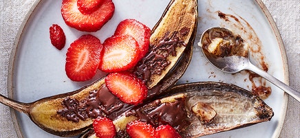 Grilled bananas with cinnamon and chocolate