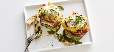 Piles de légumes grillés avec purée de pesto et de haricots blancs