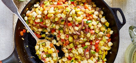 Semoule de maïs sautée dans un poêlon sur le gril