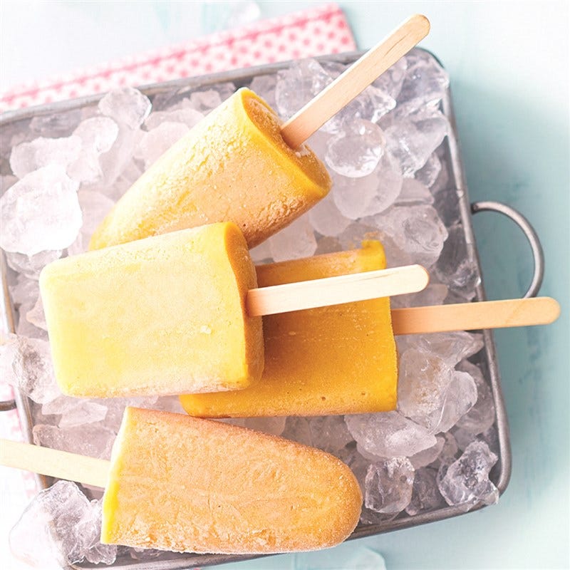 Mango-kokosijs op een stokje