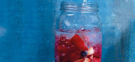 Water met rood fruit