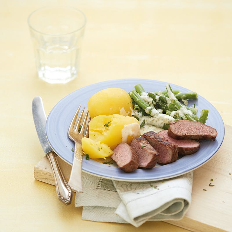 Pellkartoffeln mit Lammfilet und Bohnengemüse