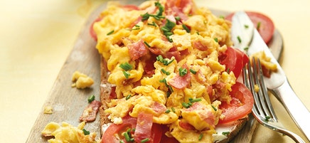 Schinkenrührei auf Tomatenbrot