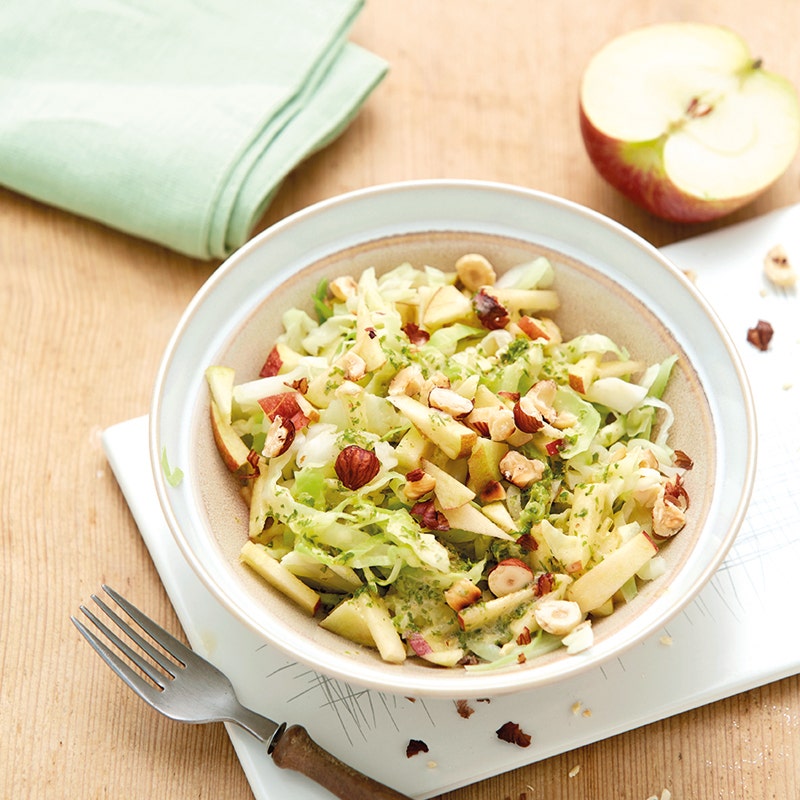 Apfel-Kraut-Salat mit Haselnüssen