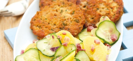 Kartoffel-Gurken-Salat mit Brotfrikadellen
