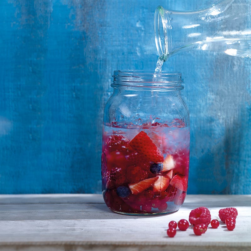 Water met rood fruit