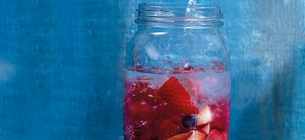 Water met rood fruit