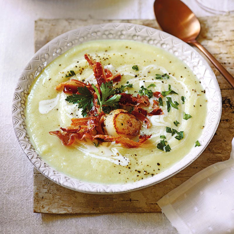Blumenkohlsuppe mit Jakobsmuscheln und Speck