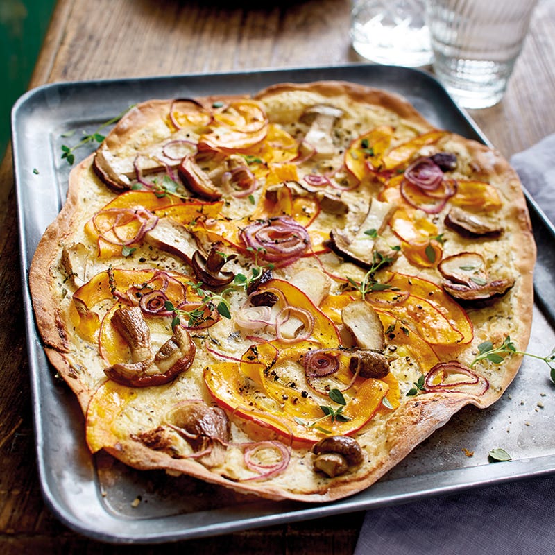 Flammkuchen mit Kürbis und Steinpilzen