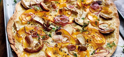 Flammkuchen mit Kürbis und Steinpilzen