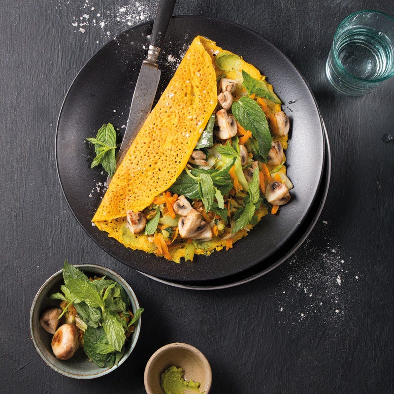 Asiatische Pfannkuchen mit buntem Gemüse und Wasabi