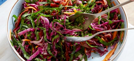 Salade de chou vert à la vinaigrette chaude au bacon