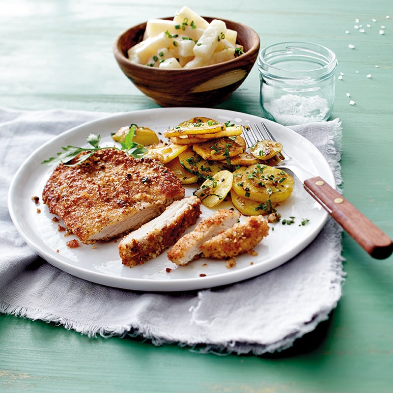 Kräuterbratkartoffeln mit Nussschnitzel und Selleriegemüse