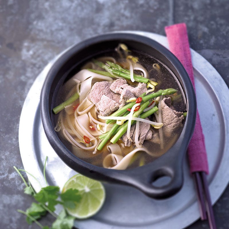 Vietnamesische Nudelsuppe mit Rindfleisch (Pho Bo)