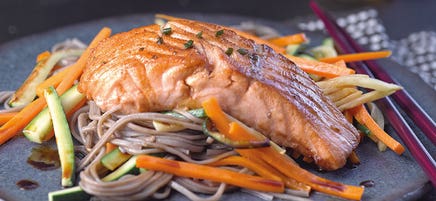 Soba-Nudeln mit Lachs