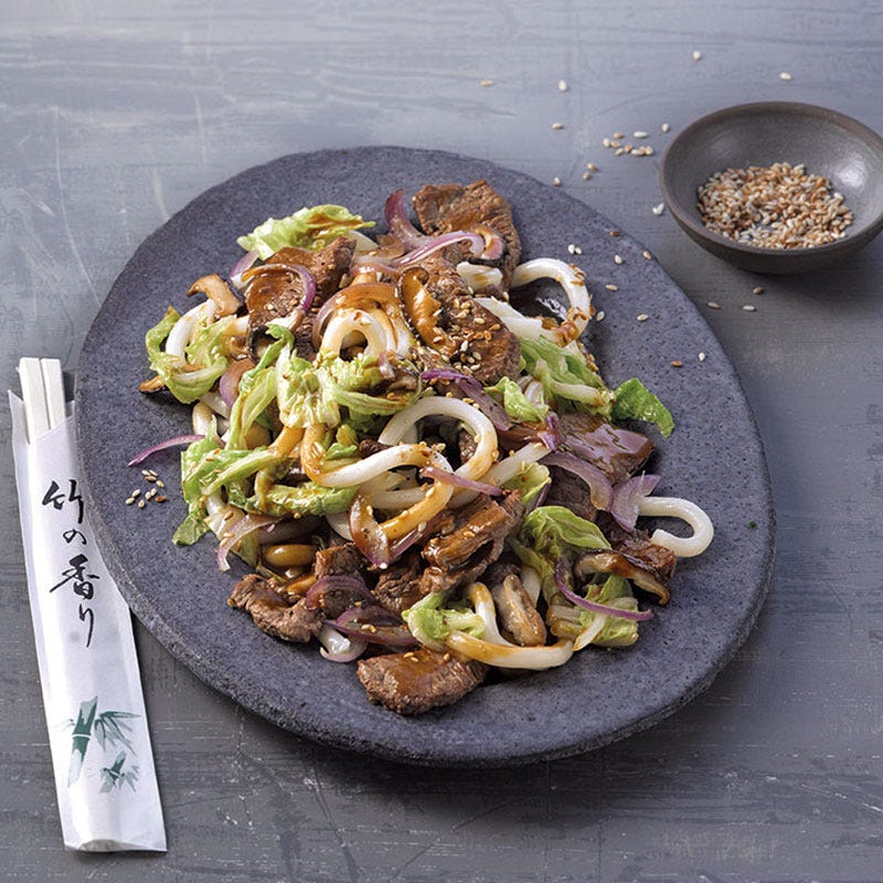 Udon-Nudeln mit Rinderfiletstreifen