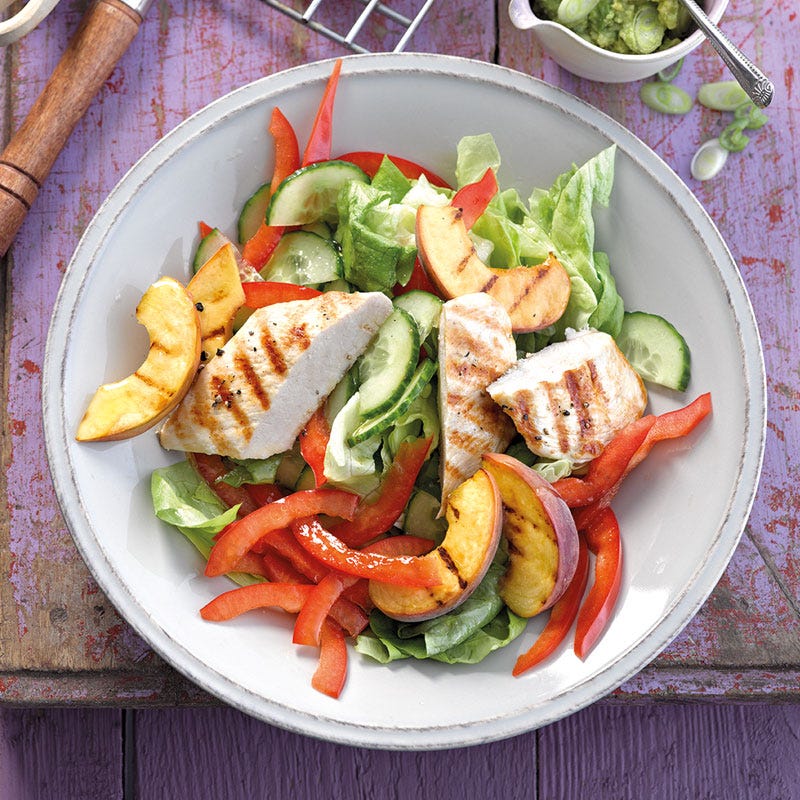 Hähnchensalat mit gegrilltem Pfirsich und Guacamole