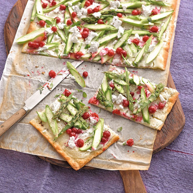 Spargelflammkuchen mit Ziegenkäse