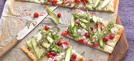 Spargelflammkuchen mit Ziegenkäse