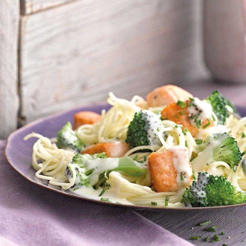 Capellini mit Lachswürfeln und Broccoli