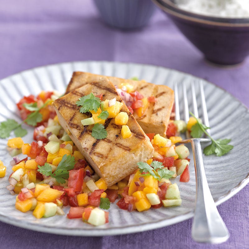 Gegrillter Tofu mit fruchtiger Tomaten-Gurken-Salsa Rezept | WW Deutschland Gegrillter Tofu mit fruchtiger Tomaten-Gurken-Salsa Rezept | WW Deutschland