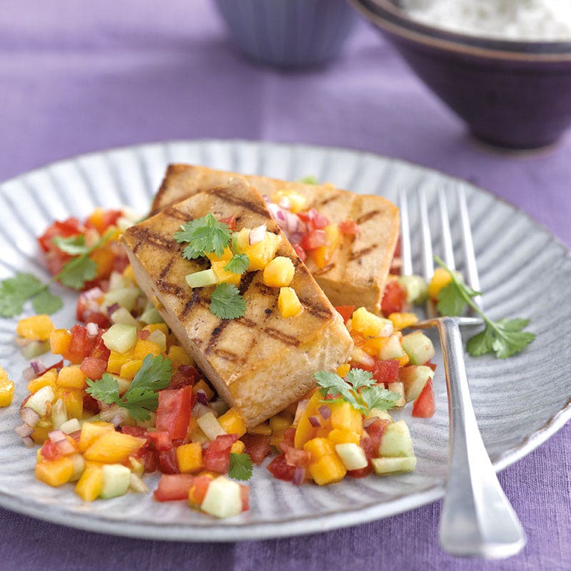 Gegrillter Tofu mit fruchtiger Tomaten-Gurken-Salsa