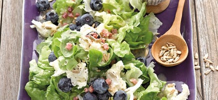 Eichblattsalat mit Heidelbeeren und Mozzarella