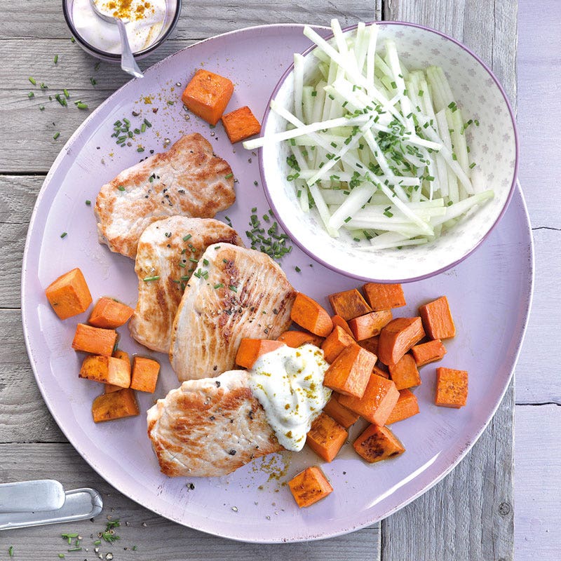 Putenschnitzel mit Süßkartoffelwürfeln und Kohlrabisalat