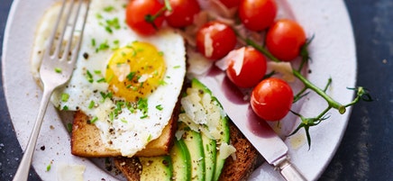 Röstbrot mit Avocado und Räuchertofu