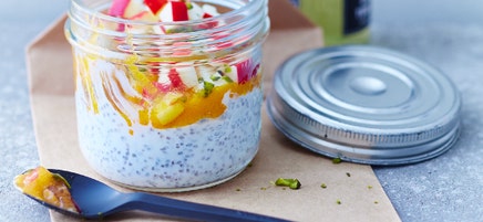 Chiapudding mit Apfel und Kaki