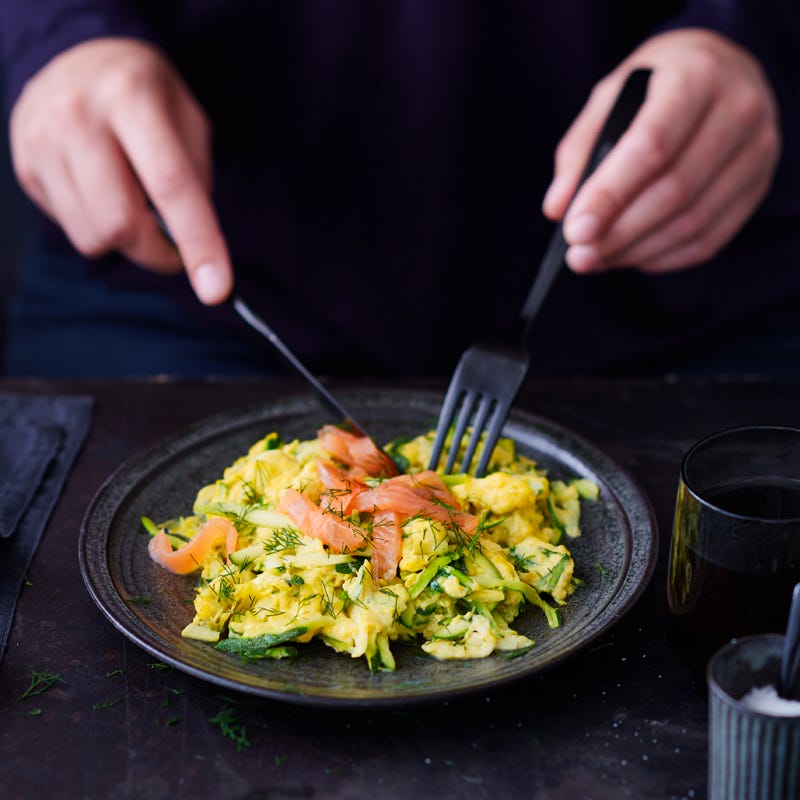 Zucchinirührei mit Lachs