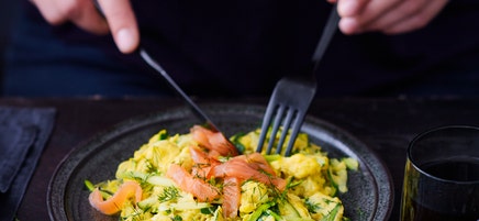 Zucchinirührei mit Lachs