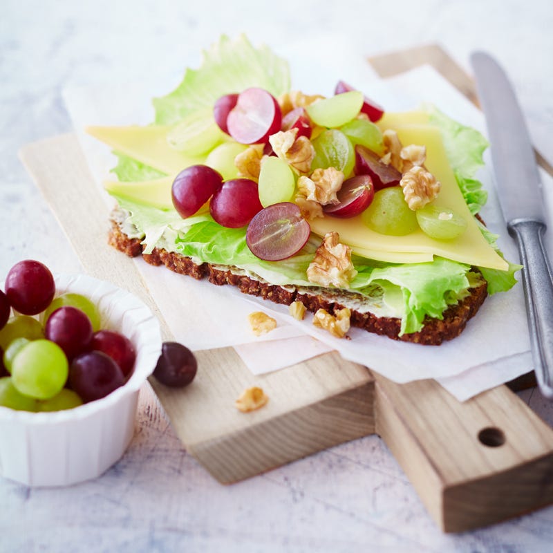 Kerniges Käsebrot mit Weintrauben