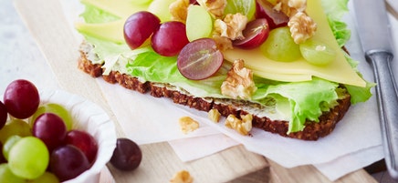 Kerniges Käsebrot mit Weintrauben