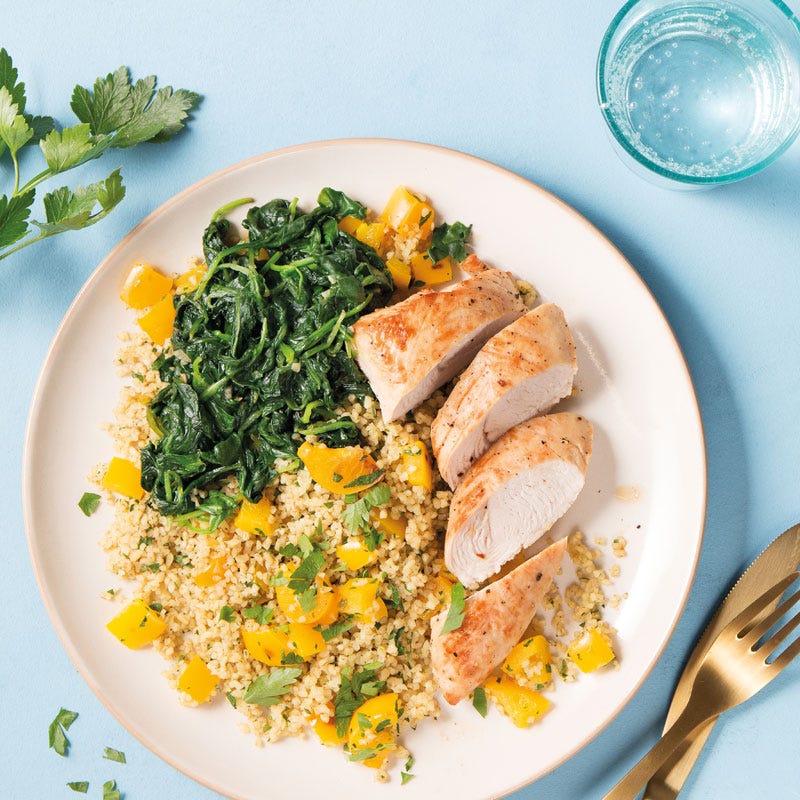 Putenbrust mit Petersilienbulgur und Knoblauchspinat