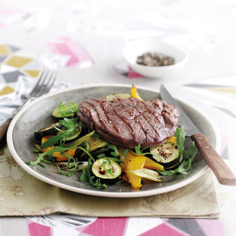 Rindersteak auf gebratenem Gemüse