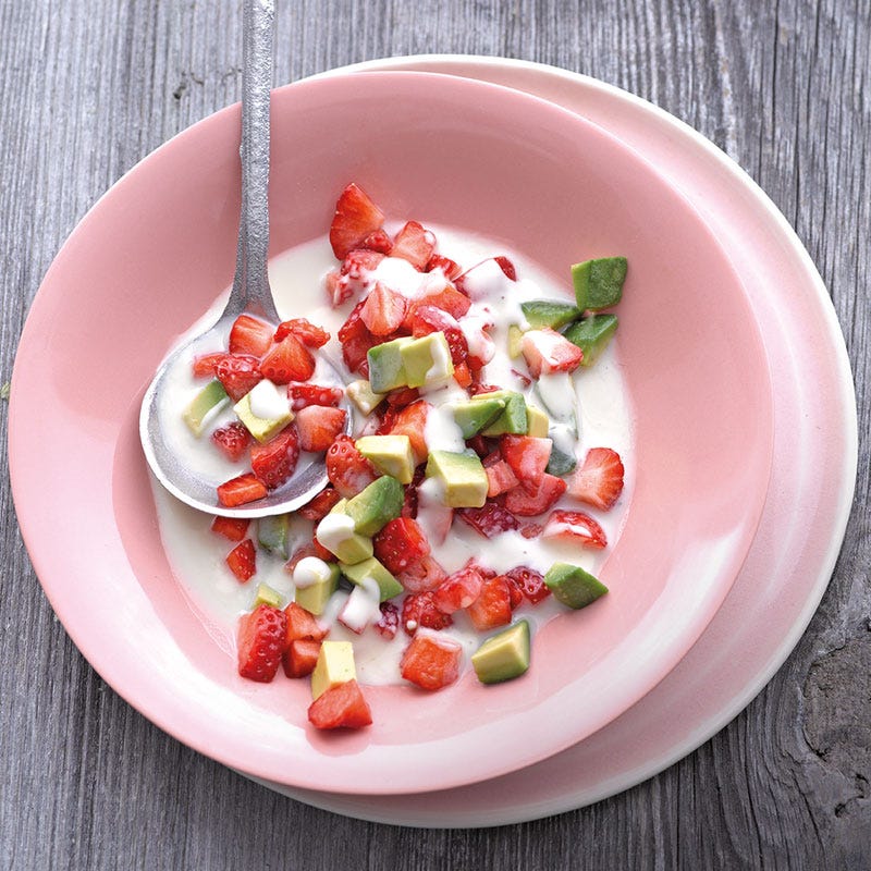Erdbeer-Avocado-Dessert mit weißer Schokolade