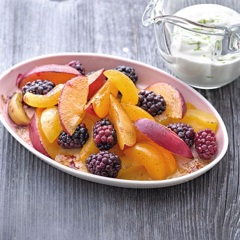 Karamellisiertes Sommerobst mit Joghurtcreme