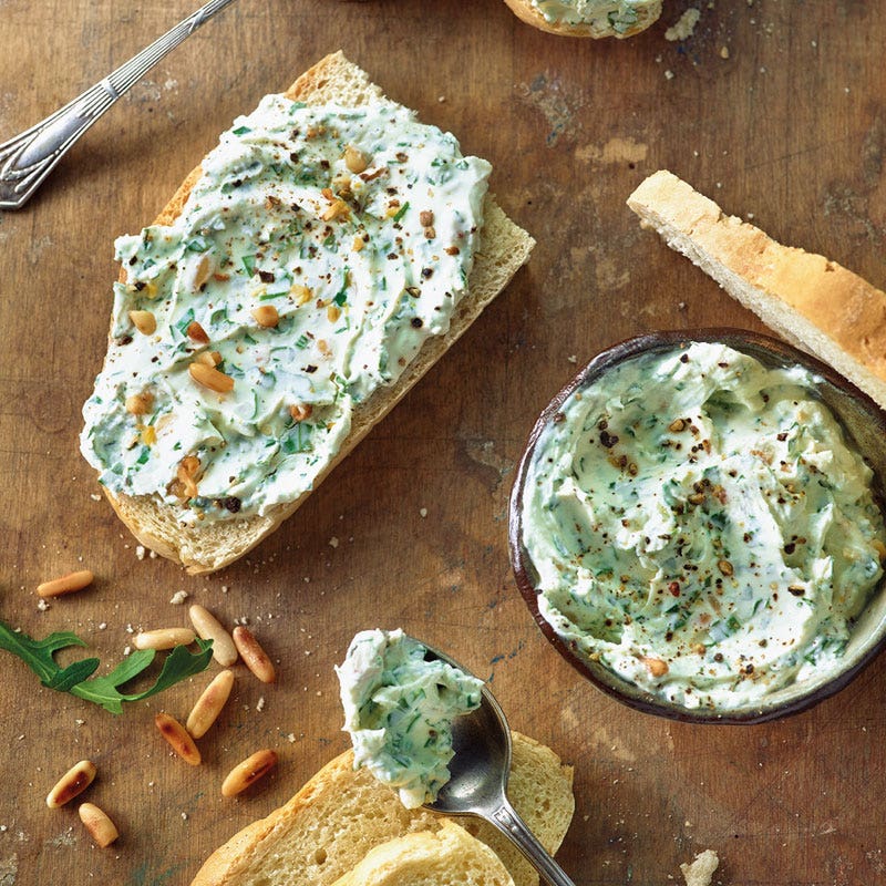 Rucolafrischkäse mit Pinienkernen