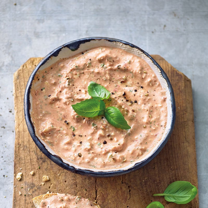 Schafskäsecreme mit getrockneten Tomaten und Basilikum Rezept | WW ... Schafskäsecreme mit getrockneten Tomaten und Basilikum Rezept | WW ...