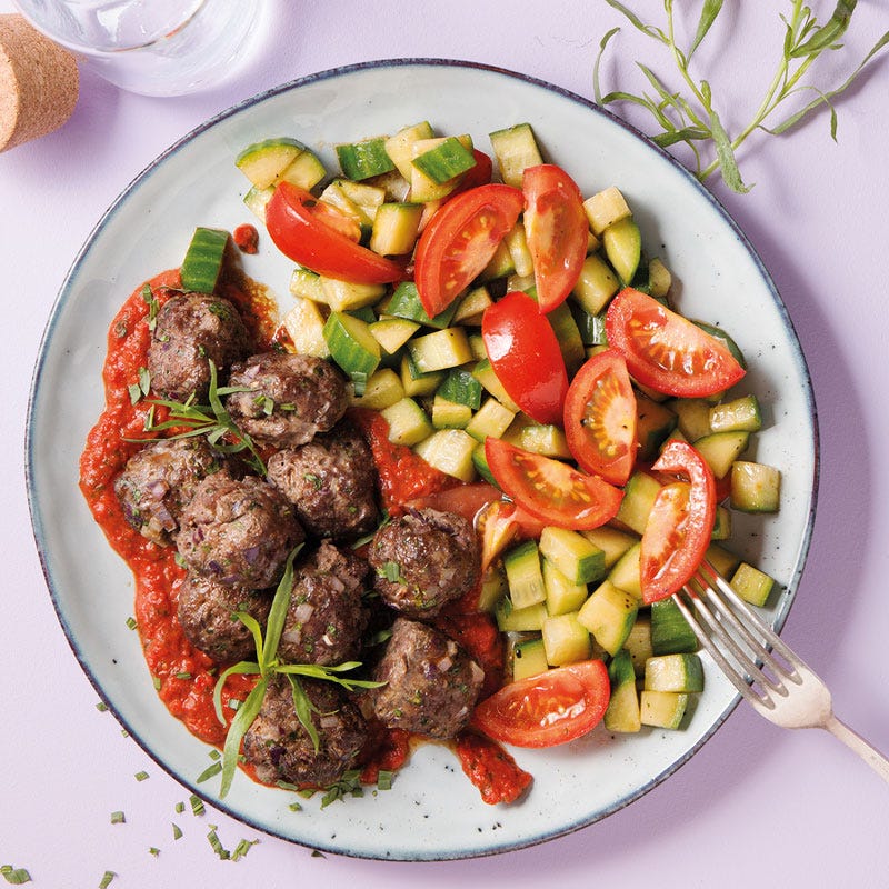 Kräuterhackbällchen mit Paprikasugo und Balkansalat