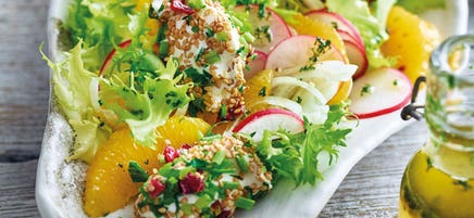 Orangen-Frisée-Salat mit Frischkäsenocken