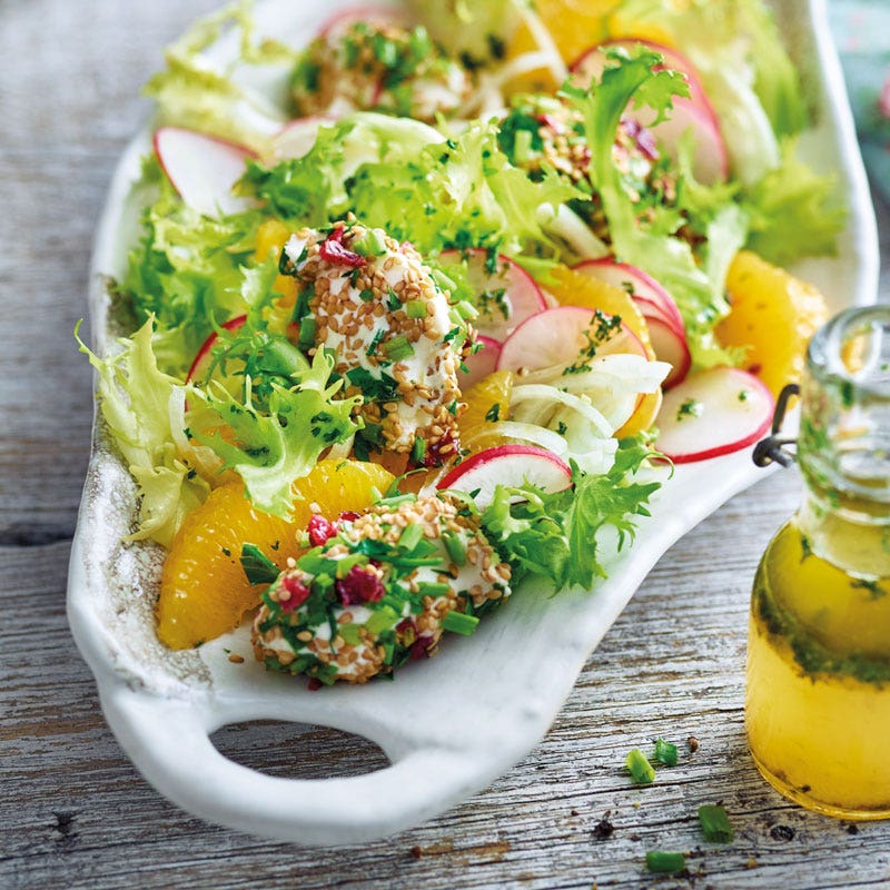 Orangen-Frisée-Salat mit Frischkäsenocken