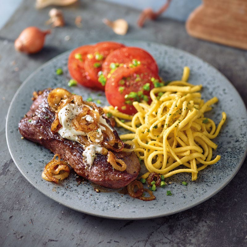 Steak mit cremigen Zwiebeln und Tomatensalat