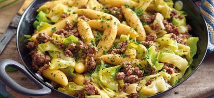 Spitzkohl-Tatar-Pfanne mit Schupfnudeln