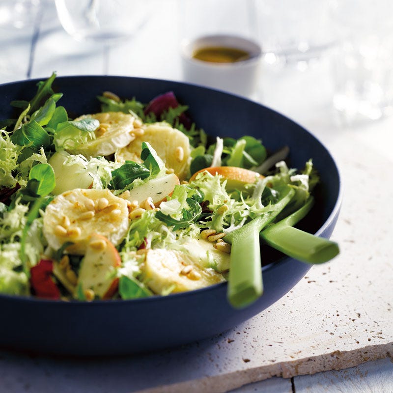 Salat mit Ziegenkäse und Apfel
